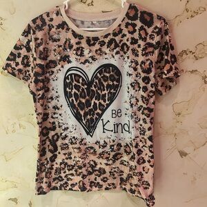 Cheetah Be Kind T-Shirt Cute! Cute! Medium 🛍 Bundle 3+ items & save 20%!
